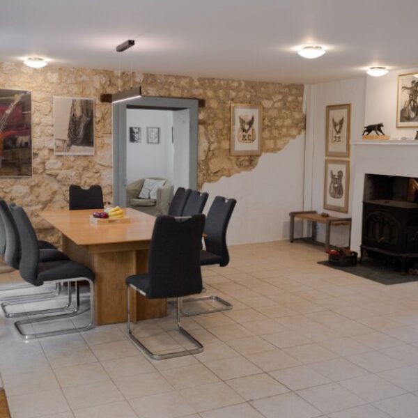 Salle à manger de la Maison des Artistes près de Bergerac en Dordogne dans le Sud de la France