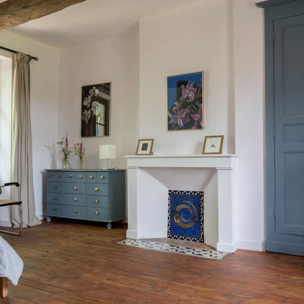 Cheminée de la Maison des Artistes près de Bergerac en Dordogne dans le Sud de la France