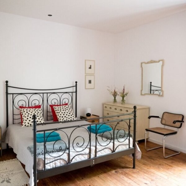 Chambre double de la Maison des Artistes près de Bergerac en Dordogne dans le Sud de la France