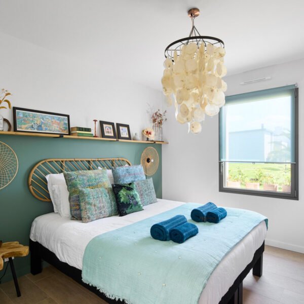 Chambre double et romantique de la Villa 2 L'Ile by Les Villas Majolie dans le Finistère en Bretagne