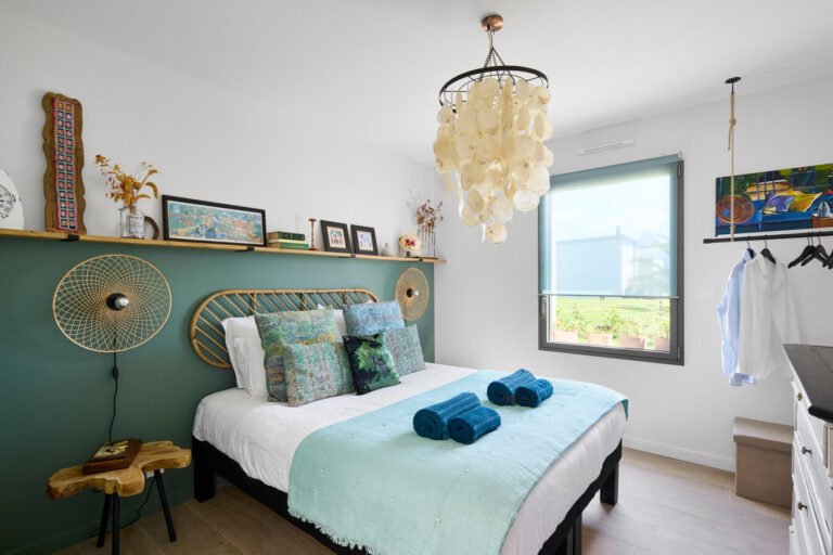 Chambre double et romantique de la Villa 2 L'Ile by Les Villas Majolie dans le Finistère en Bretagne