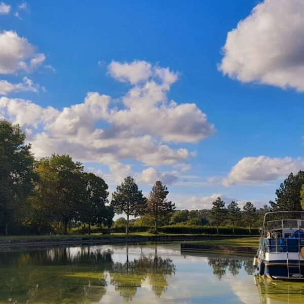 Vue sur le canal depuis La Maison du Canal à Clamerey en Côte d'Or en Bourgogne