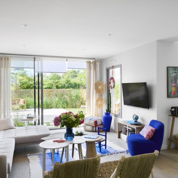 Salon lumineux de la Villa 2 L'Ile by Les Villas Majolie dans le Finistère en Bretagne