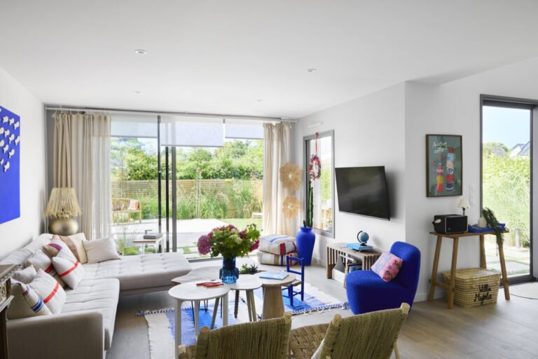 Salon lumineux de la Villa 2 L'Ile by Les Villas Majolie dans le Finistère en Bretagne