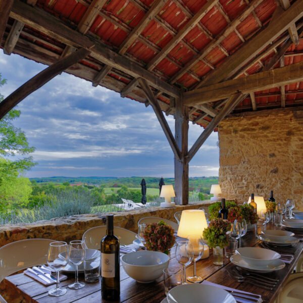 Repas entre amis sur la terrasse dans Le Mas en Dordogne en Nouvelle Aquitaine dans le Sud de la France
