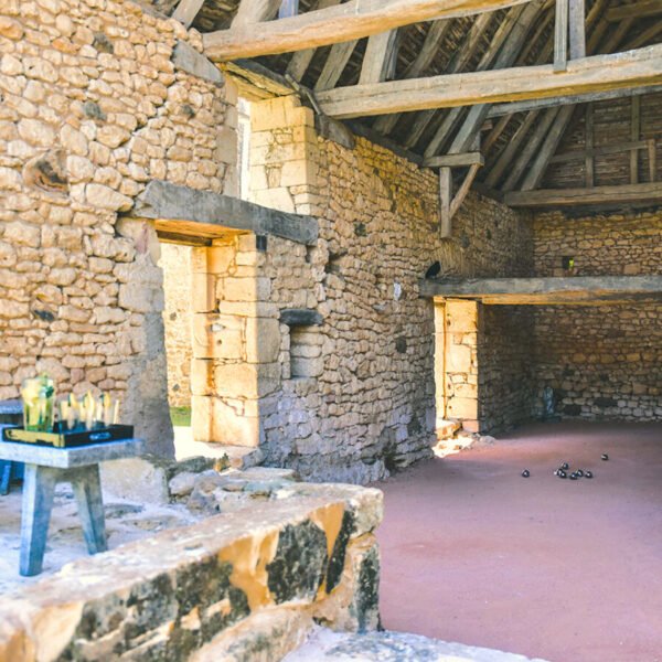 Espace extérieur pour pétanque dans Le Mas en Dordogne en Nouvelle Aquitaine dans le Sud de la France
