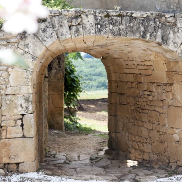 Arche en pierre dans Le Mas en Dordogne en Nouvelle Aquitaine dans le Sud de la France