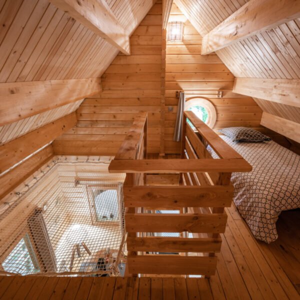 Intérieur cosy dans Les Cabanes Enchantées, hébergements insolites dans les Hautes Alpes dans le Parc naturel des Ecrins