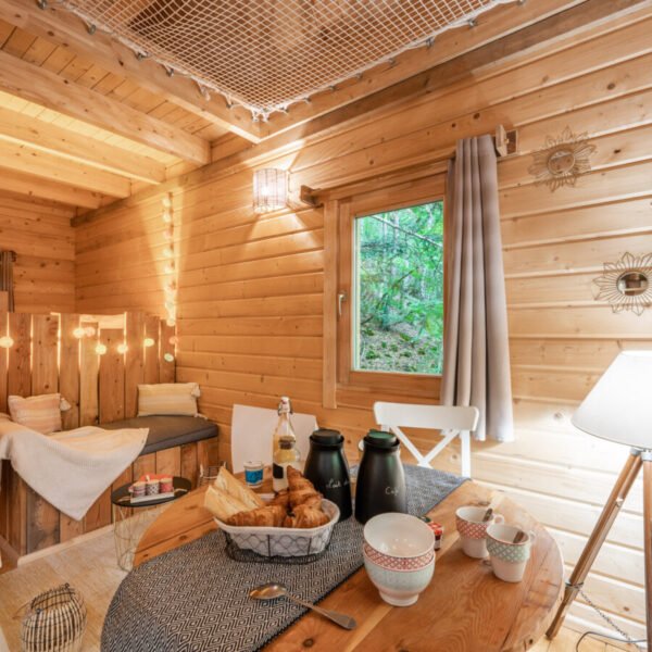 Intérieur cosy dans Les Cabanes Enchantées, hébergements insolites dans les Hautes Alpes dans le Parc naturel des Ecrins