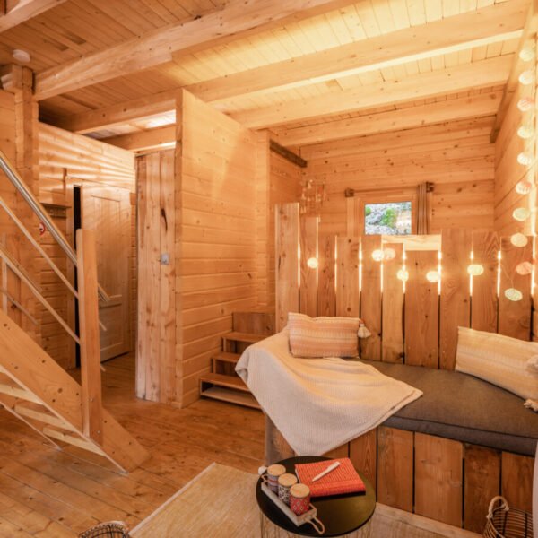 Intérieur cosy dans Les Cabanes Enchantées, hébergements insolites dans les Hautes Alpes dans le Parc naturel des Ecrins