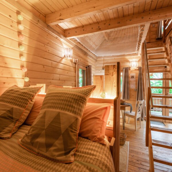 Intérieur cosy dans Les Cabanes Enchantées, hébergements insolites dans les Hautes Alpes dans le Parc naturel des Ecrins