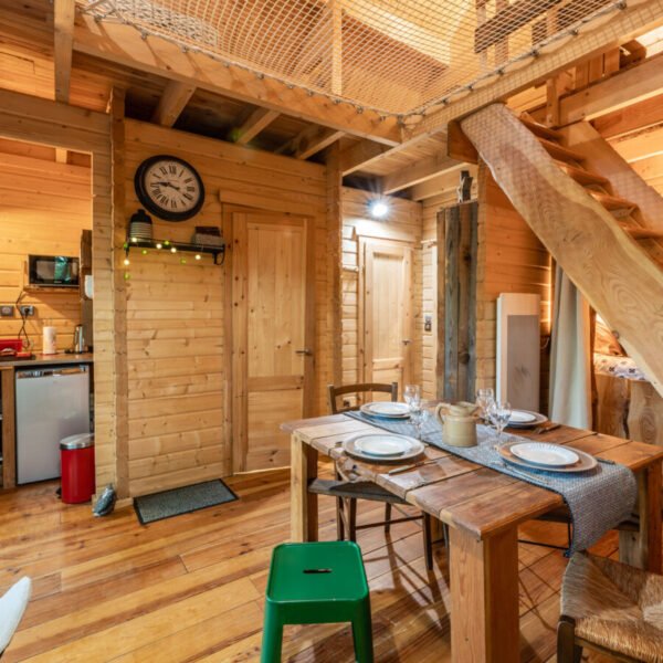 Intérieur cosy dans Les Cabanes Enchantées, hébergements insolites dans les Hautes Alpes dans le Parc naturel des Ecrins