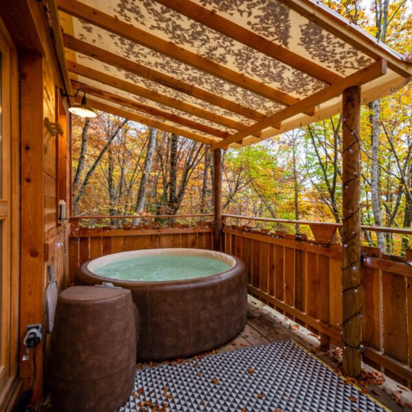 Spa privatif sur les terrasses des Cabanes Enchantées, hébergements insolites dans les Hautes Alpes dans le Parc naturel des Ecrins