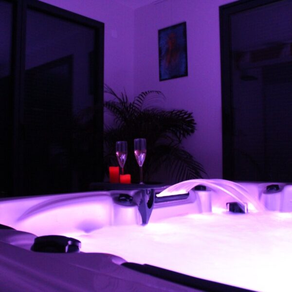 SPA privatif au Gîte L’Échappée Romantique en Touraine proche de Tour et de Blois en Indre et Loire en région Centre Val de Loire