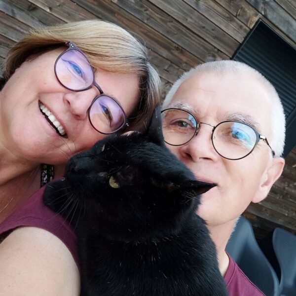 Les Hôtes et leur chat du Gîte L’Échappée Romantique en Touraine proche de Tour et de Blois en Indre et Loire en région Centre Val de Loire