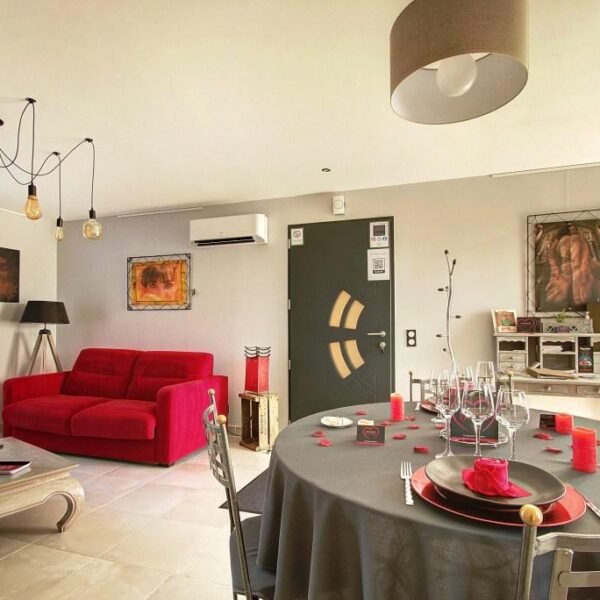 Salon et salle à manger du Gîte L’Échappée Romantique en Touraine proche de Tour et de Blois en Indre et Loire en région Centre Val de Loire