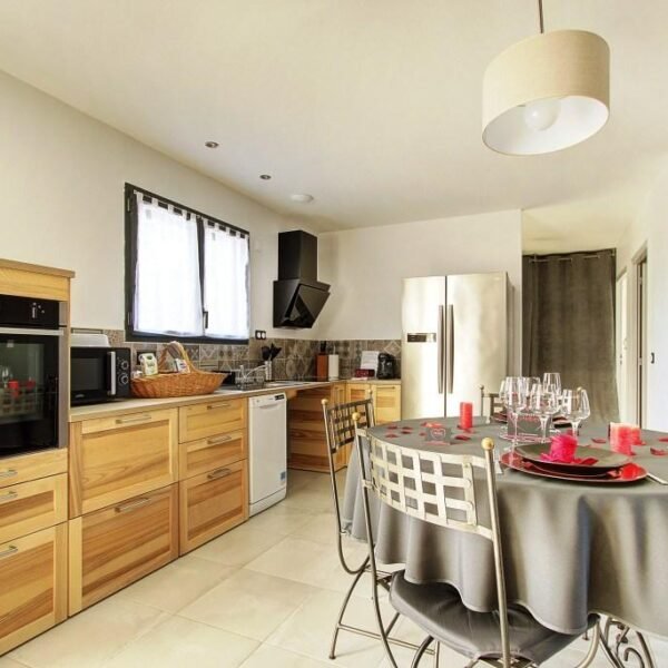 Cuisine moderne et équipée au Gîte L’Échappée Romantique en Touraine proche de Tour et de Blois en Indre et Loire en région Centre Val de Loire