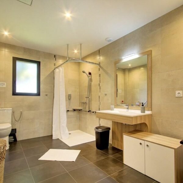 Salle de bain PMR du Gîte L’Échappée Romantique en Touraine proche de Tour et de Blois en Indre et Loire en région Centre Val de Loire