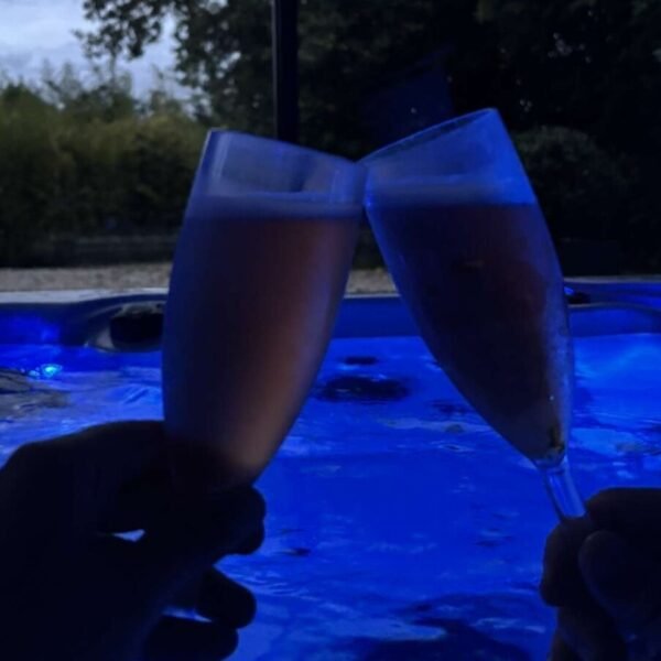 Coupes de champagne dans le Spa du Gîte L’Échappée Romantique en Touraine proche de Tour et de Blois en Indre et Loire en région Centre Val de Loire