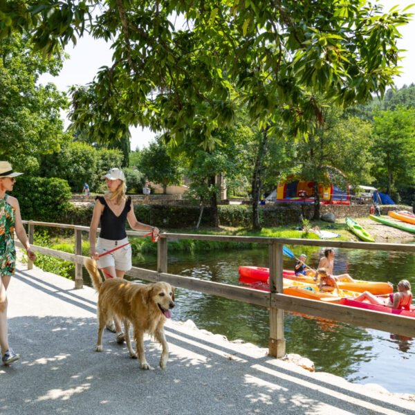 Promenade avec son chien le long de la rivière proche du Camping Domaine des Ranchisses en Ardèche près de Vallon Pont d'Arc dans le Sud de la France