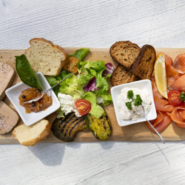Planche à partager au bar du Camping Domaine des Ranchisses en Ardèche près de Vallon Pont d'Arc dans le Sud de la France