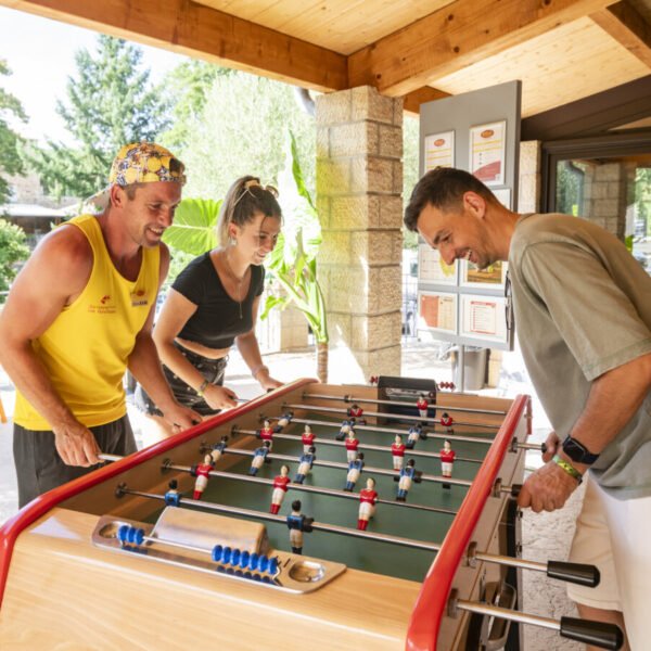 Partie de babyfoot au Camping Domaine des Ranchisses en Ardèche près de Vallon Pont d'Arc dans le Sud de la France