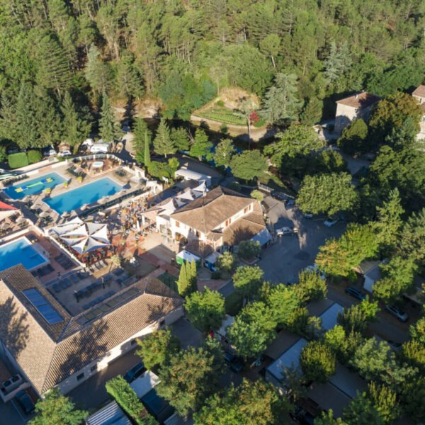 Vue aérienne du Camping Domaine des Ranchisses en Ardèche près de Vallon Pont d'Arc dans le Sud de la France