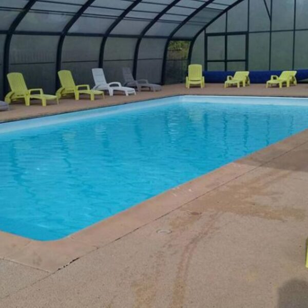 Piscine chauffée et couverte du camping Seasonova les Marguerite, à Gamaches, dans la Somme - Picardie - Hauts-de-France