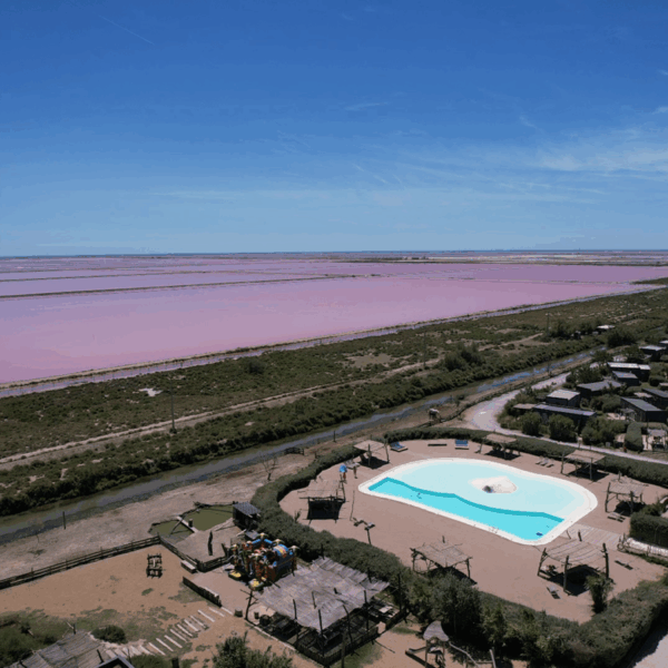 camping Les Bois Flottés de Camargue, au coeur du parc naturel régional, dans le village de Salins-de-Giraud.