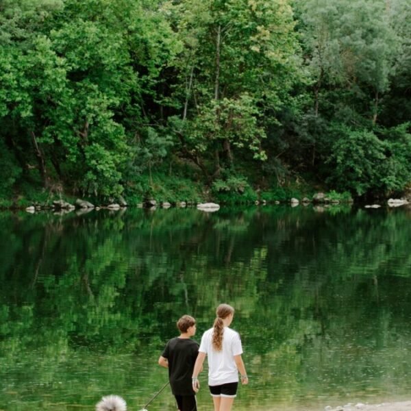Promenade avec chiens autorisés en bord de rivière - Camping Yelloh Village La Plaine, à Ruoms, en Ardèche