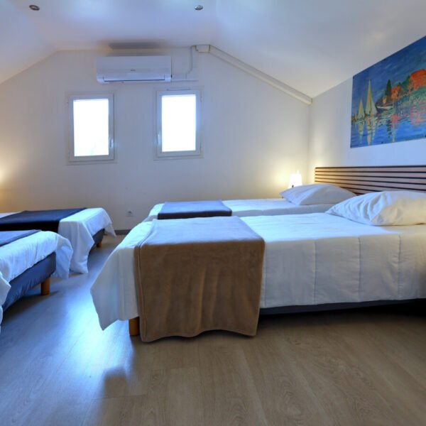 Chambre dortoir avec lits simples - La Villa Chrysalide à Berrias-et-Casteljau en Ardèche