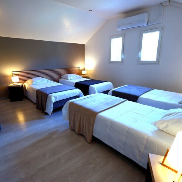 Chambre dortoir avec lits simples - La Villa Chrysalide à Berrias-et-Casteljau en Ardèche