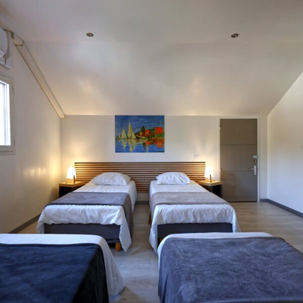 Chambre dortoir avec lits simples - La Villa Chrysalide à Berrias-et-Casteljau en Ardèche