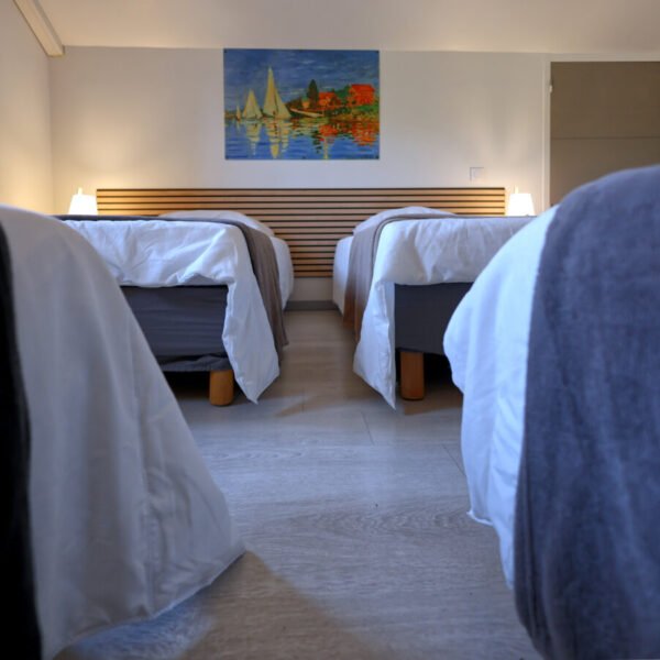 Chambre dortoir avec lits simples - La Villa Chrysalide à Berrias-et-Casteljau en Ardèche