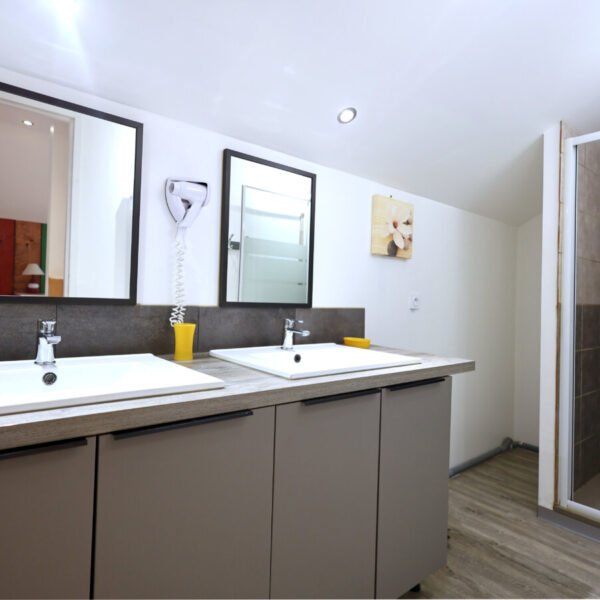 Salle d'eau - La Villa Chrysalide à Berrias-et-Casteljau en Ardèche