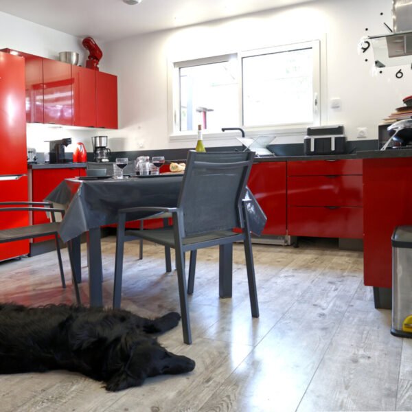 Gîte avec chien en Ardèche - Cuisine tout équipée - La Villa Chrysalide à Berrias-et-Casteljau