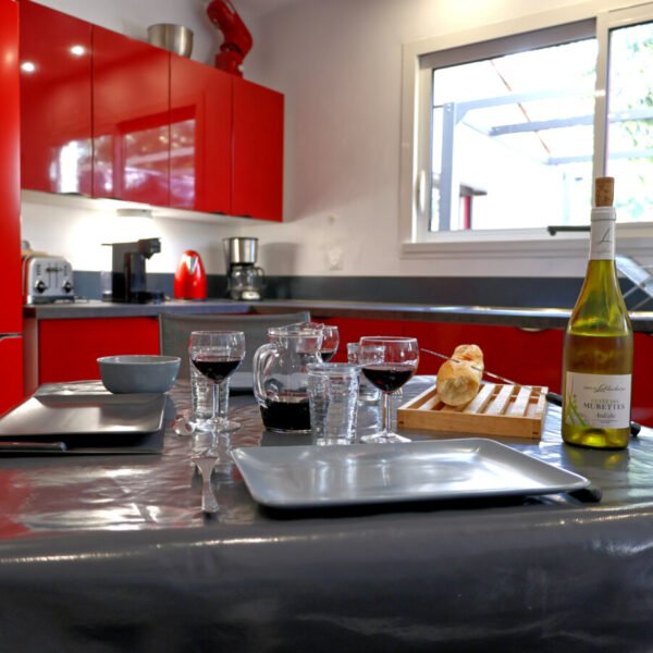 Cuisine spacieuse du gîte la Villa Chrysalide à Berrias-et-Casteljau, en Ardèche