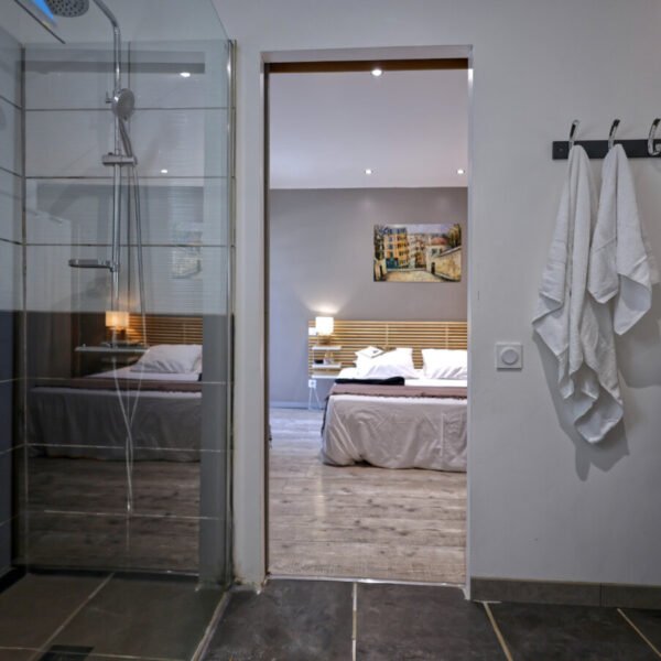 Suite avec salle de bain privative et accès PMR - La Villa Chrysalide à Berrias-et-Casteljau, en Ardèche