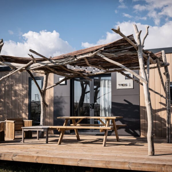 Hébergement locatif - camping Les Bois Flottés de Camargue, dans le village de Salins-de-Giraud.