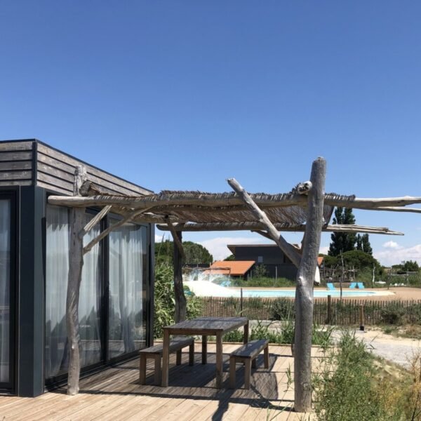 Mobil home avec terrasse et vue sur la piscine camping Les Bois Flottés de Camargue, dans le village de Salins-de-Giraud.