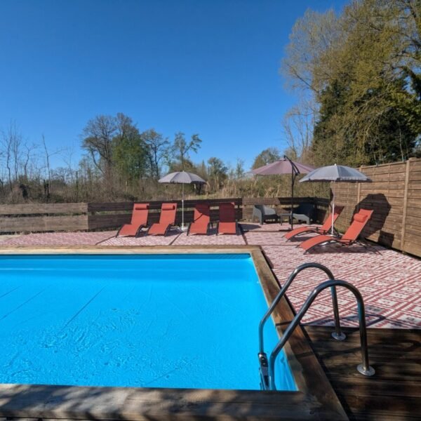 Piscine chauffée du 1er avril au 30 septembre au domaine La Fermette du Marais à Rue, dans la Somme