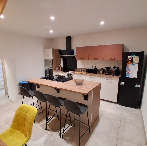 La Maison de Louis - cuisine spacieuse et ouverte sur le séjour