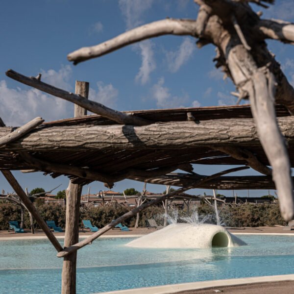 La piscine atypique du camping Les Bois Flottés de Camargue, dans le village de Salins-de-Giraud.