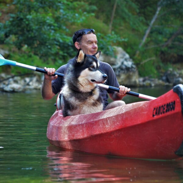 Homme naviguant avec un chien au centre Canoë 2000 à la Malène en Lozère