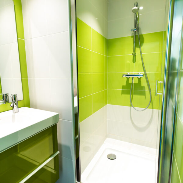 salle de bain d'un hébergements du Village Beauséjour - vacances avec son chien en Bretagne