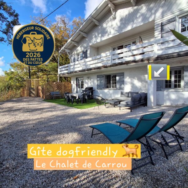 Vue de l'extérieur du Gîte le Chalet de Carrou à Coulx dans le Lot-et-Garonne