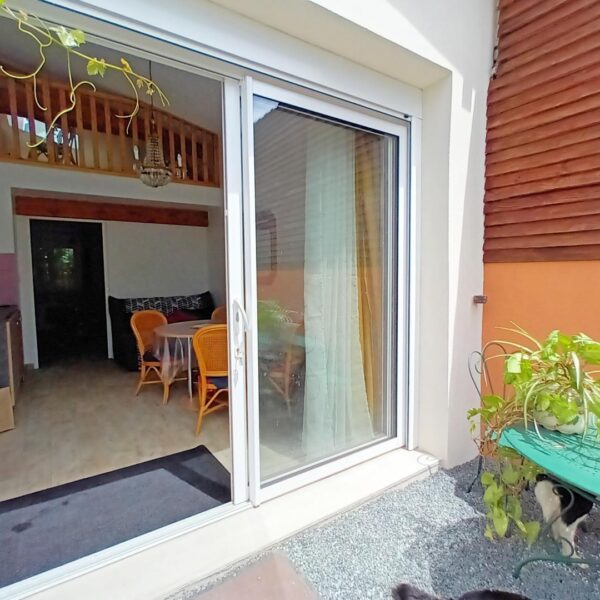 Baie vitrée du Gite Le Moulin des Myrtilles à Le-Grand-Bourg dans la Creuse