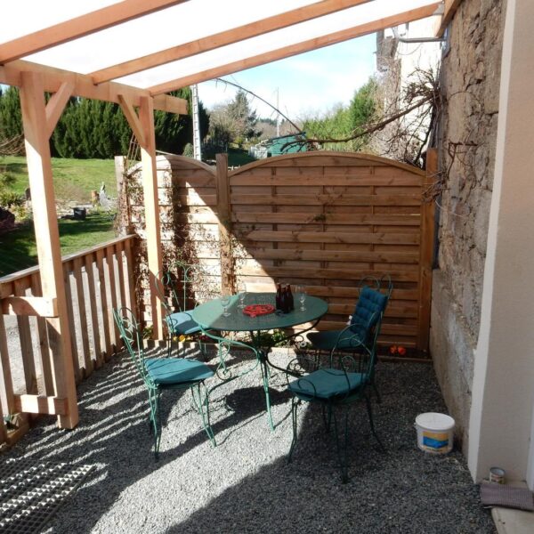 Terrasse du Gite Le Moulin des Myrtilles à Le-Grand-Bourg dans la Creuse