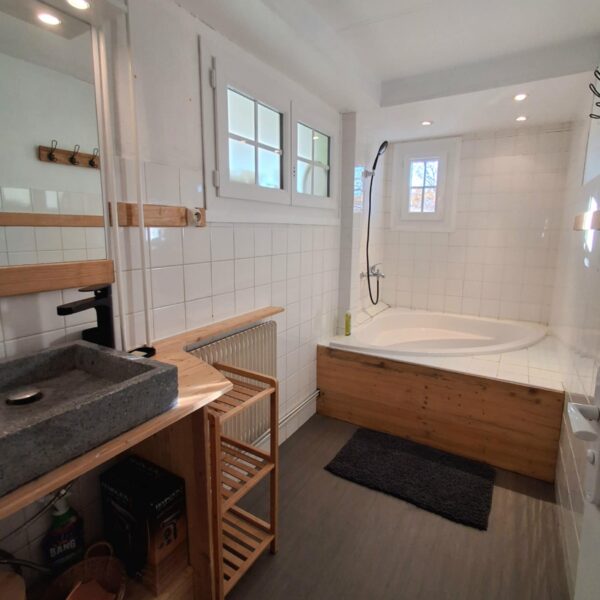 Salle de bain du Gîte le Chalet de Carrou à Coulx dans le Lot-et-Garonne