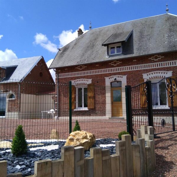 Entrée du Gîte le Nuage de la Plaine à Carnoy-Mametz dans la Somme